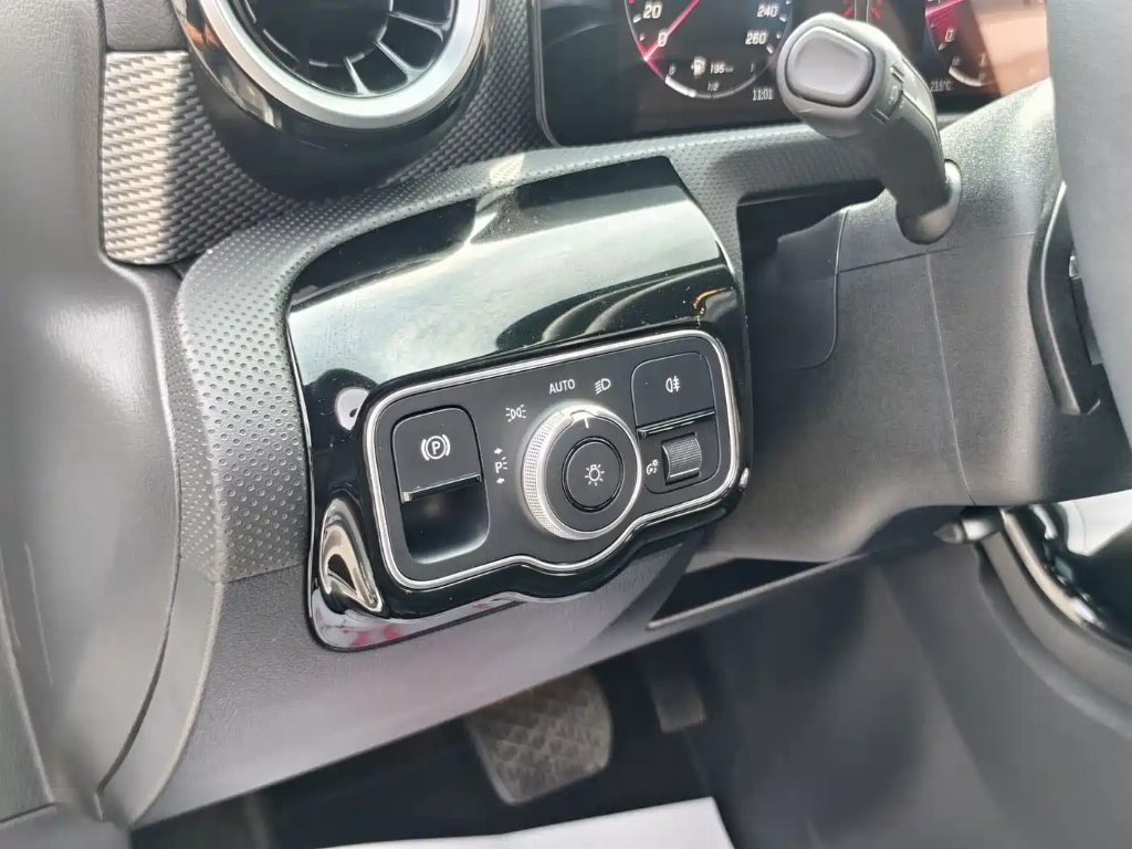 MERCEDES-BENZ A-CLASS 2023 A 180 L — фото 18