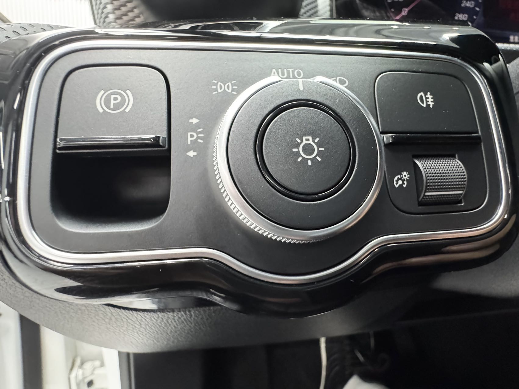 MERCEDES-BENZ A-CLASS 2024 A 180 L — фото 16