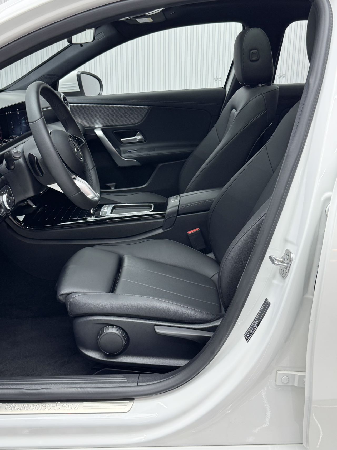 MERCEDES-BENZ A-CLASS 2024 A 180 L — фото 20