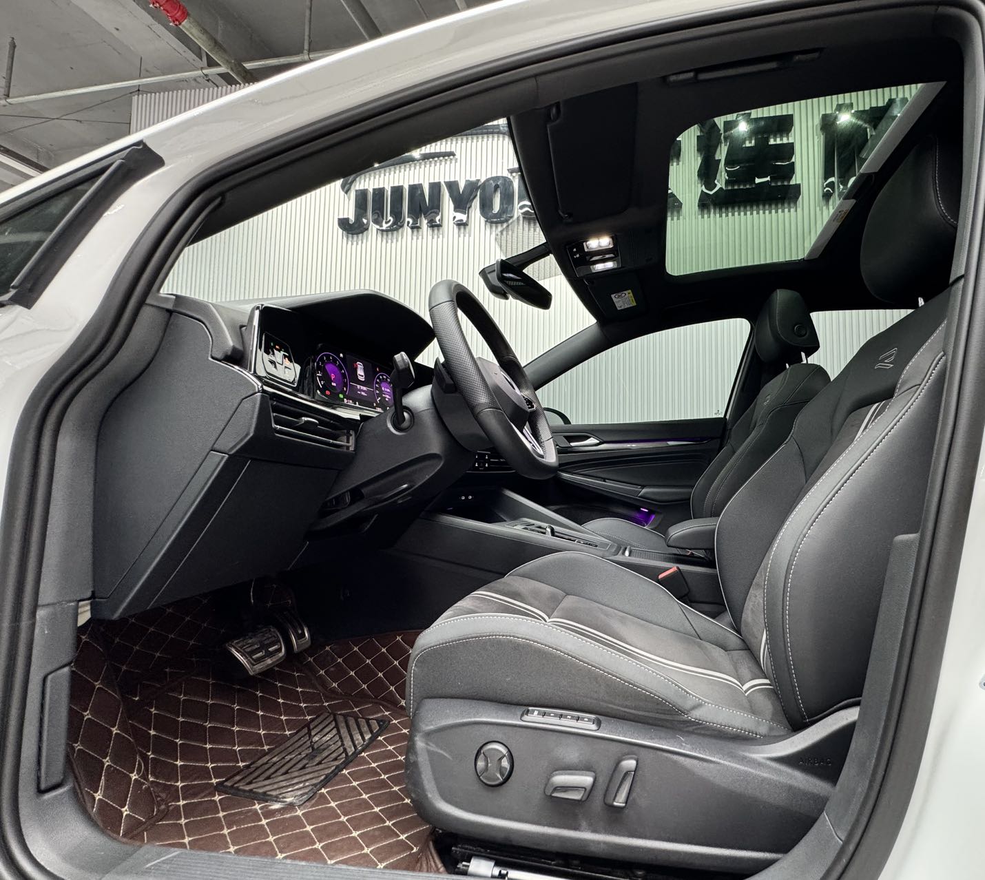 VOLKSWAGEN GOLF 2023 280TSI DSG R-LINE — фото 9